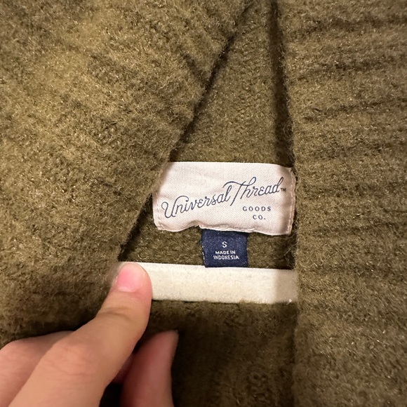 Green sweater - Picture 2 of 7